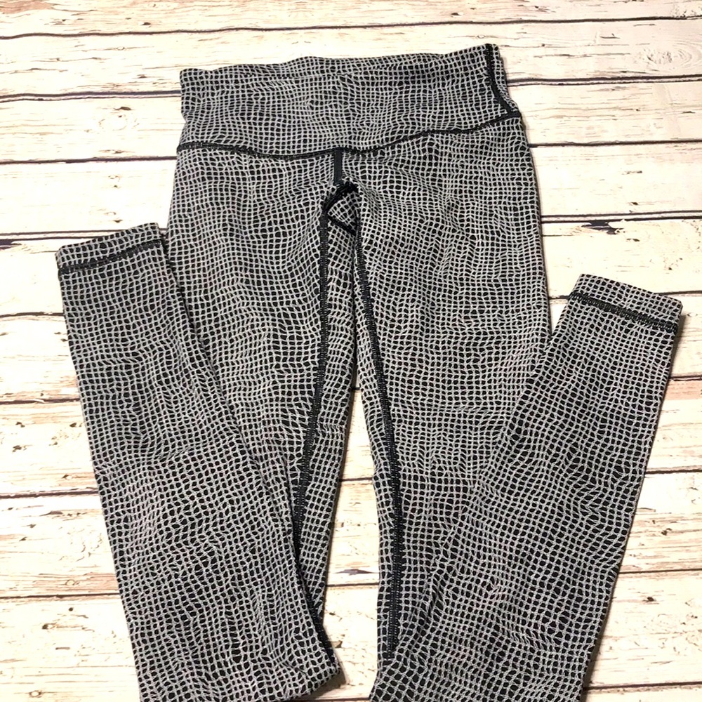 Black and white lululemon leggings